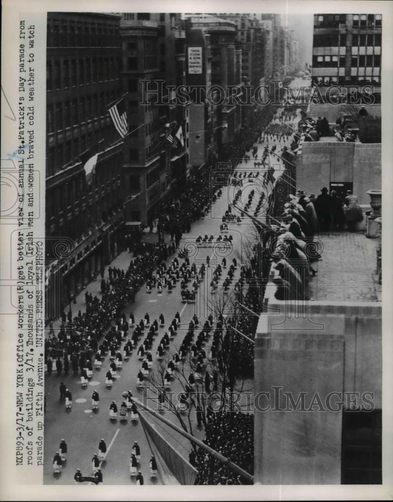 1952 Press Photo Office workers get better view of St Patricks Day Parade - Historic Images