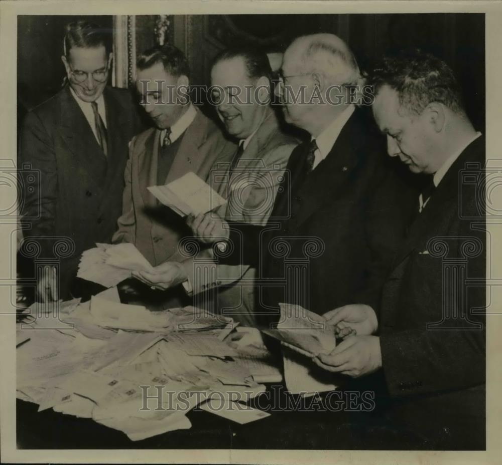 1951 Press Photo Junior Chamber of Commerce presented Petitions to Senate - Historic Images