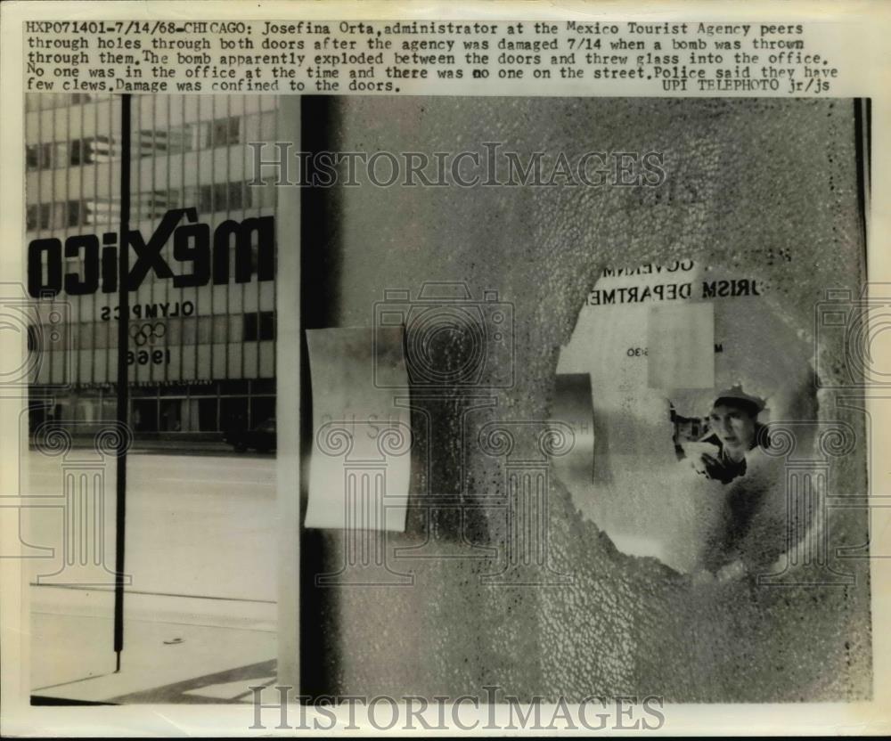 1968 Press Photo Josephina Orta peers through hole in wall made after explosion - Historic Images