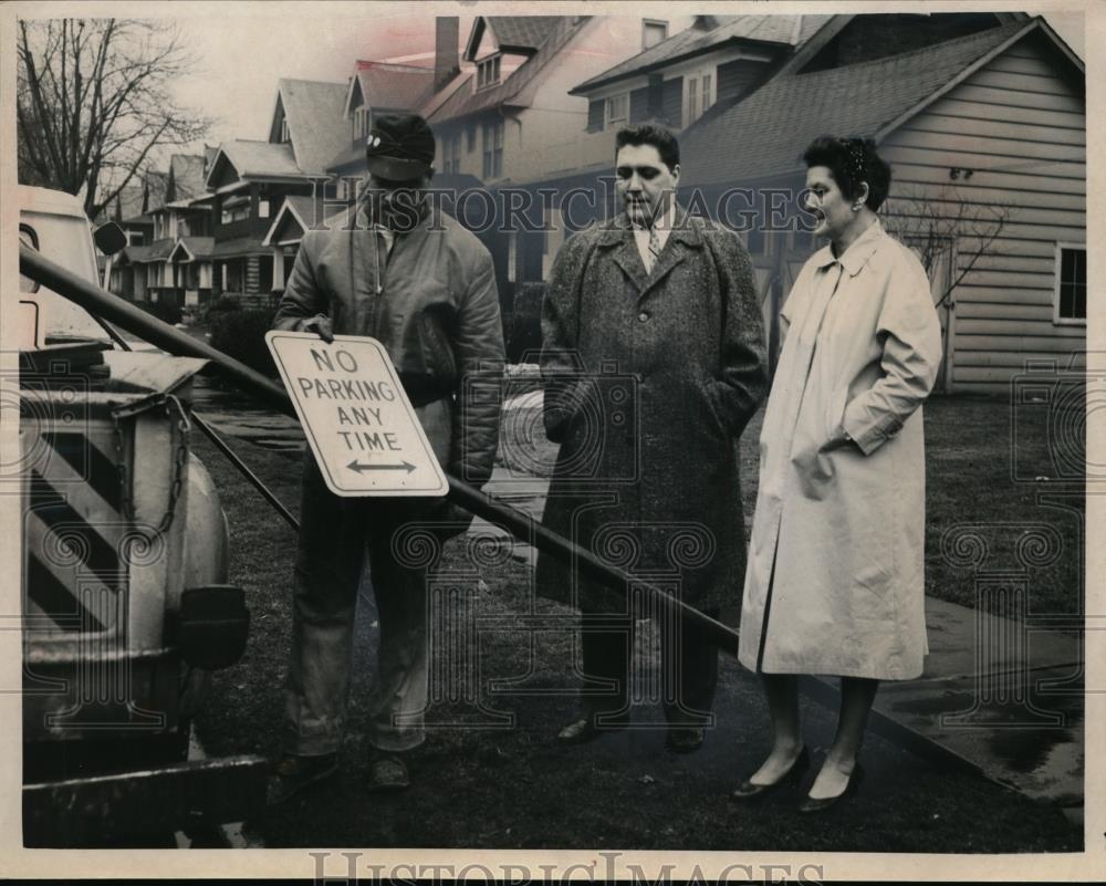 1961 Press Photo Bernie Jones installed sign at City streets in Hamlen Ave. - Historic Images