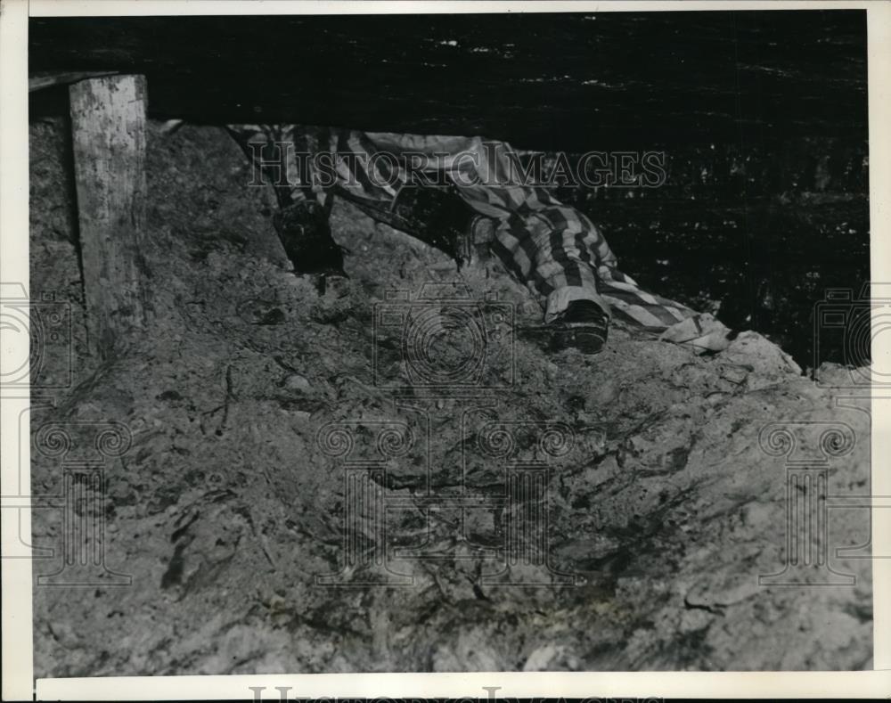 1938 Press Photo Two convicts demonstrate how others escaped from coal mine - Historic Images