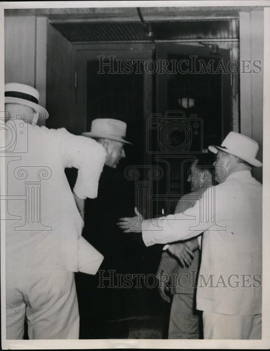 1939 Press Photo Dr.James Monro Smith enter federal Jain after was indicted - Historic Images
