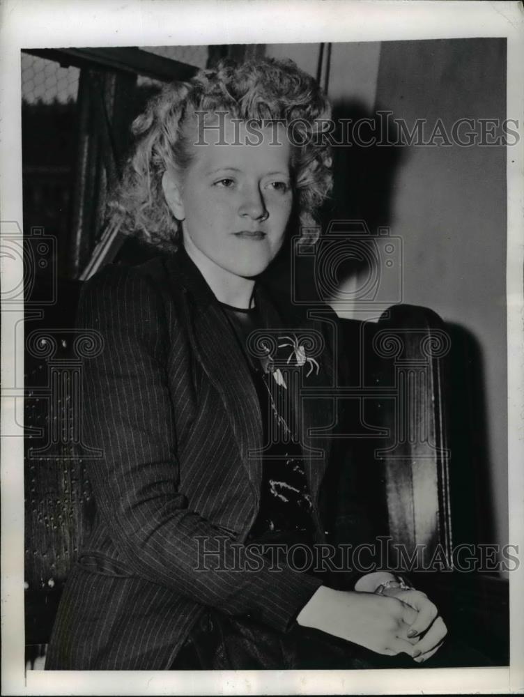 1945 Press Photo Jeanette Ventresca Is Held For Stealing Checks From Mother - Historic Images