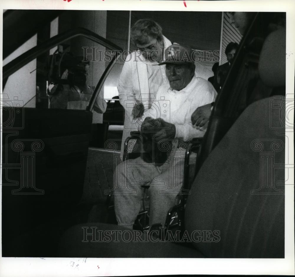 1992 Press Photo Kootenai Medical Center nurse helps John Kingery into a car. - Historic Images