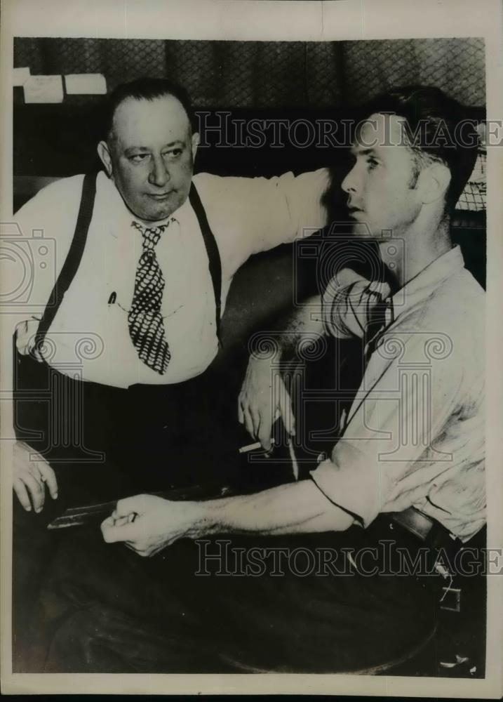 1935 Press Photo Hugh Smith in custody of Sheriff Harry Bryant for Burgalary - Historic Images