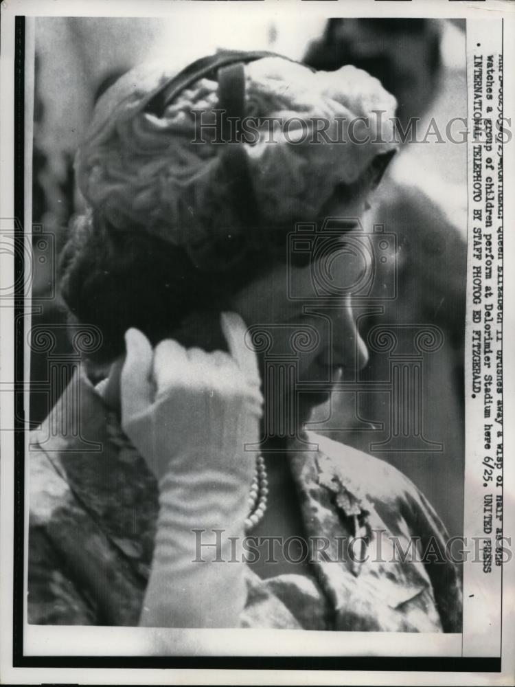 1959 Press Photo Queen Elizabeth II brushes wisp of hair away - nef01372 - Historic Images