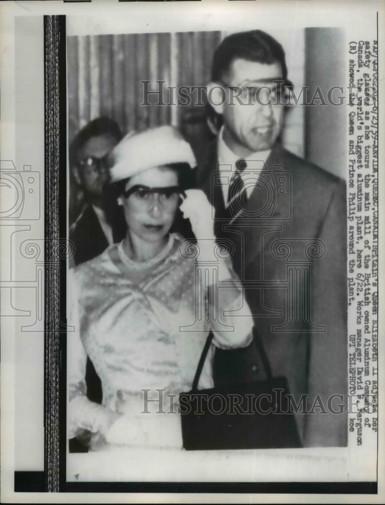 1959 Press Photo Queen Elizabeth II adjusts safty glasses as she tours mill - Historic Images