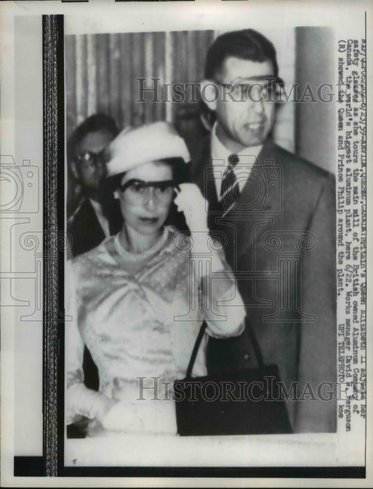 1959 Press Photo Queen Elizabeth II adjusts safty glasses as she tours mill - Historic Images