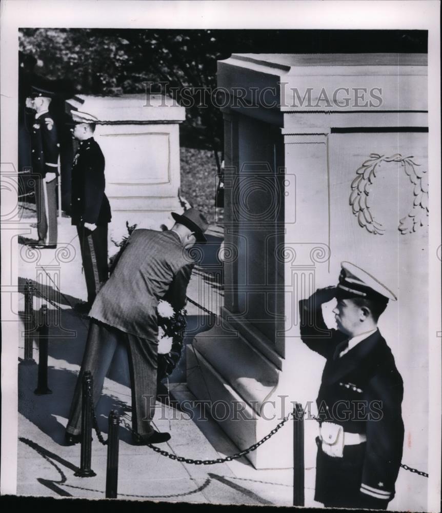 1953 Press Photo President Eisenhower places wreath at Tomb of the Unknowns - Historic Images