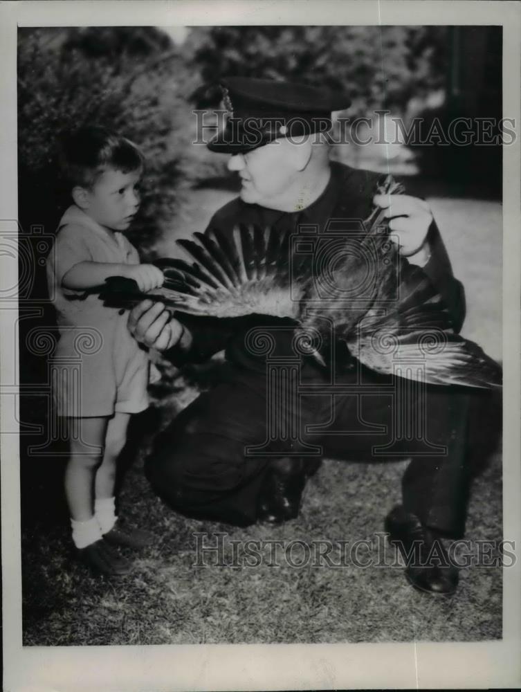 1944 Press Photo Jackie Reutter touches crow shot by Policeman Murry Shiflet - Historic Images