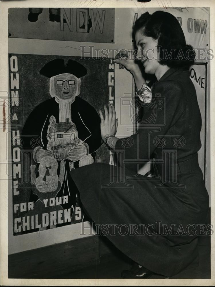 1941 Press Photo Martha Schmidt hangs fifth grade poster - nef00840 - Historic Images