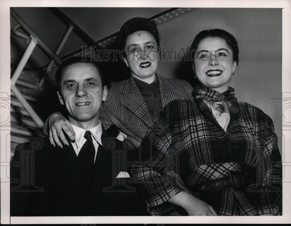 1953 Press Photo Edward Fusel his wife Jana and daughter Vera arrive in New York - Historic Images
