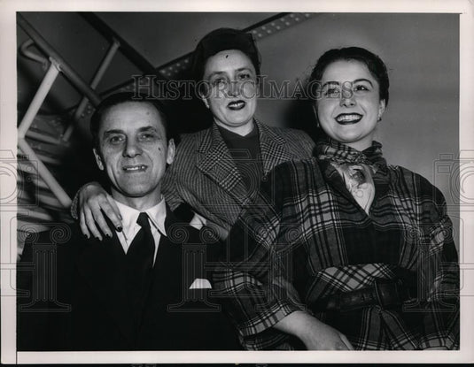 1953 Press Photo Edward Fusel his wife Jana and daughter Vera arrive in New York - Historic Images