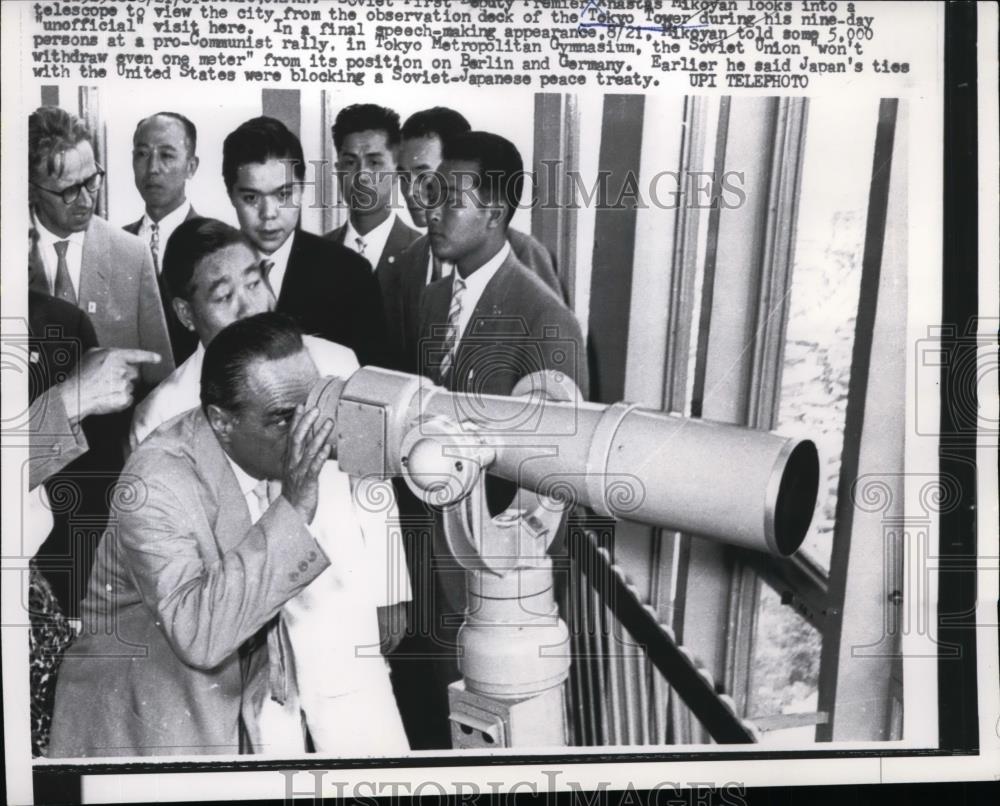 1961 Press Photo Soviet First Deputy Premier Mikoyan looks into telescope - Historic Images