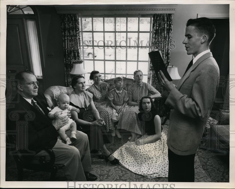 1954 Press Photo Three Generation Listen To Mark As He Read From Sacred Sripture - Historic Images