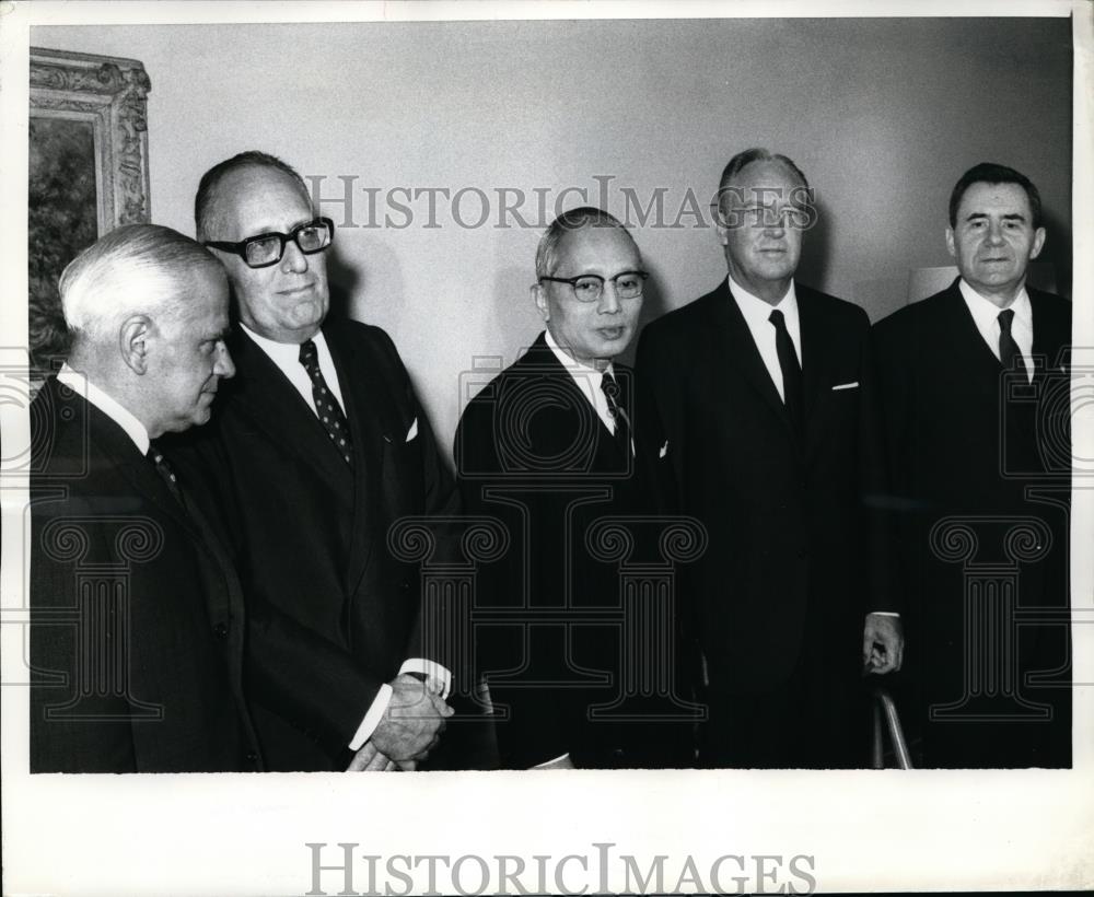 1969 Press Photo UN Secretary General Thant Poses With Diplomats - nee96703 - Historic Images
