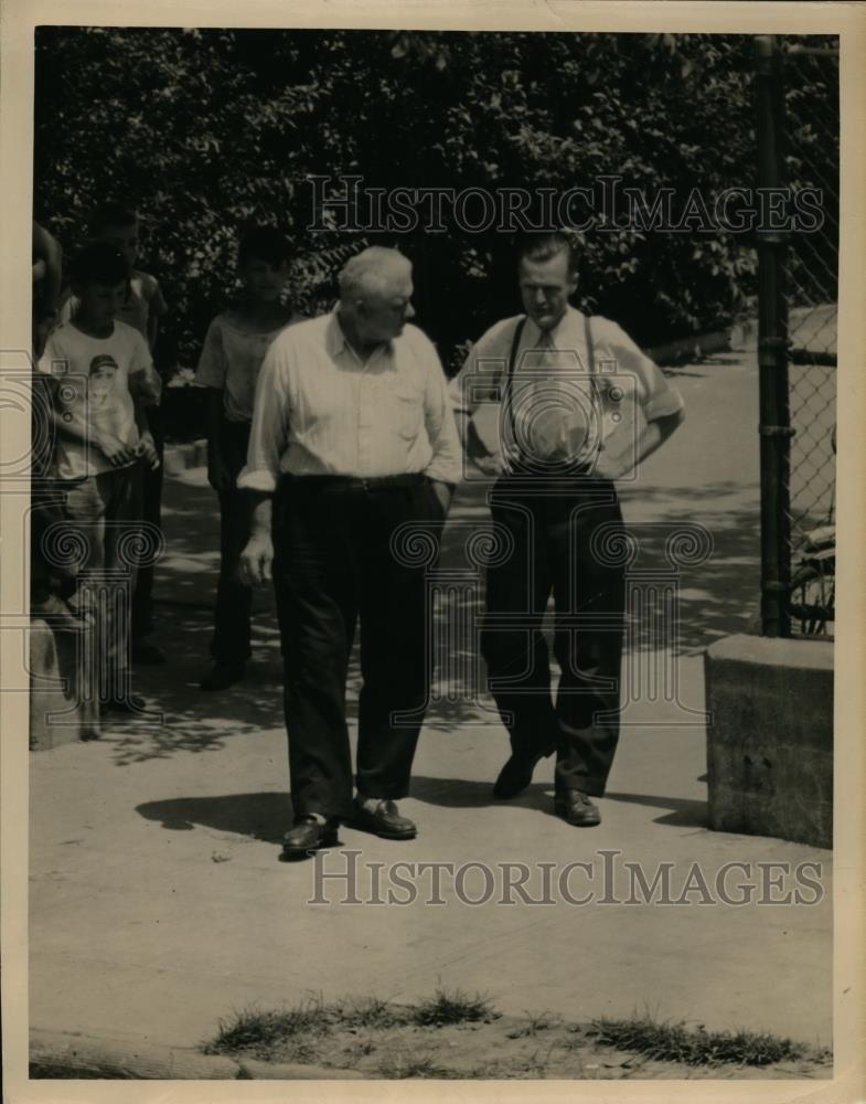 Press Photo John Declines To Give His Last Name On Money He Turns Over - Historic Images