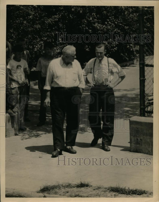 Press Photo John Declines To Give His Last Name On Money He Turns Over - Historic Images