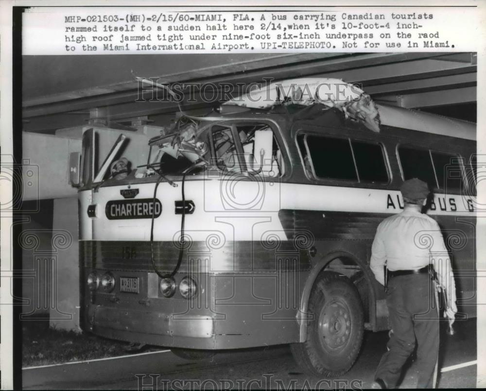 1960 Press Photo Bus carrying Canadian Tourist rammed itself to a sudden halt - Historic Images