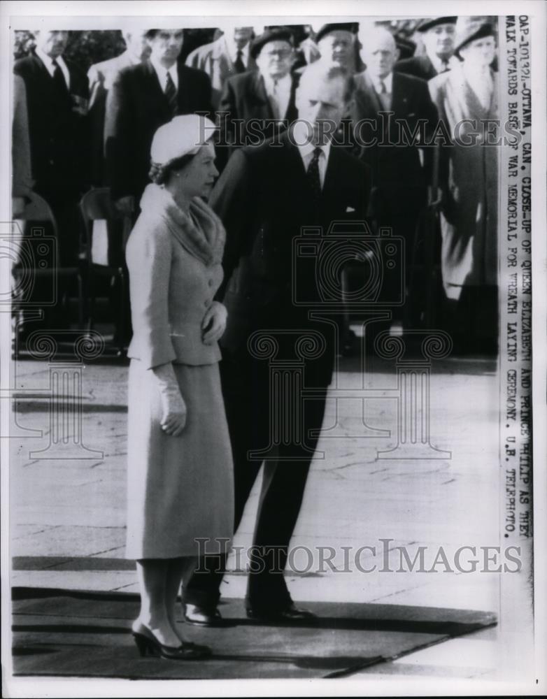 1957 Press Photo Queen Elizabeth & Prince Phillip attend wreath laying ceremony - Historic Images