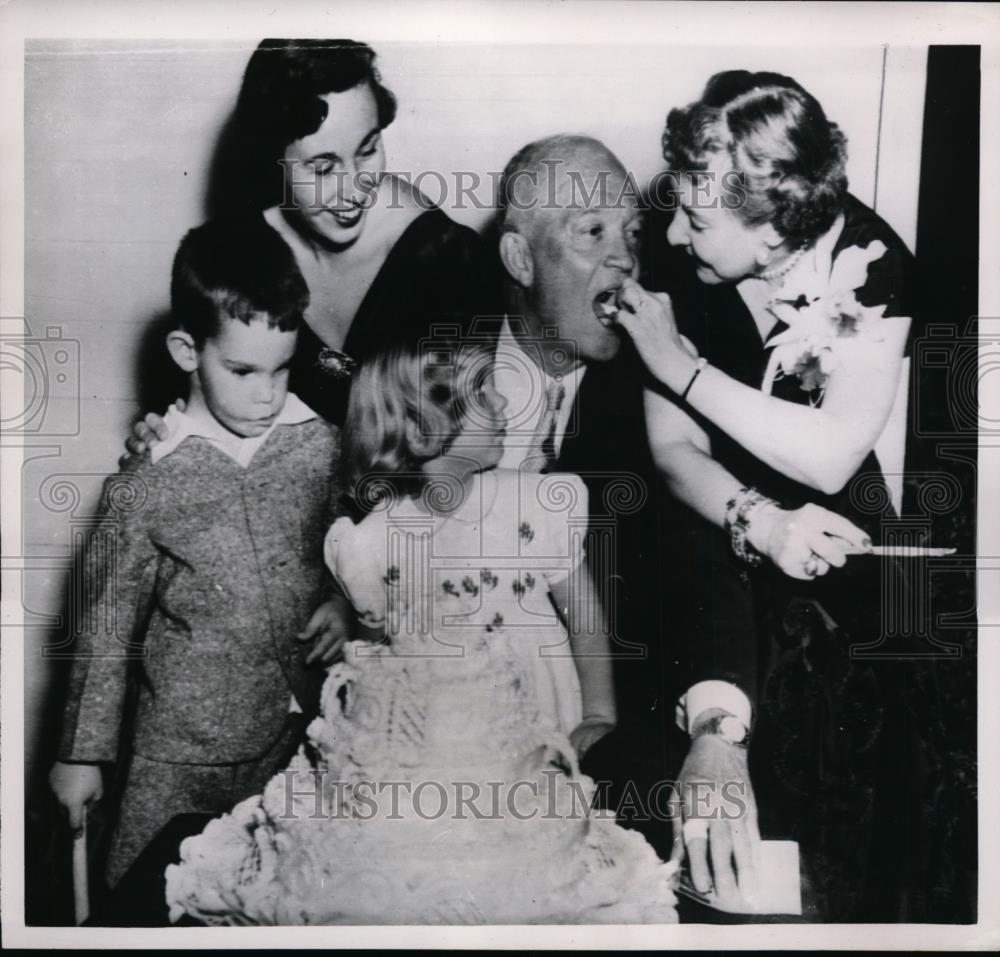 1952 Press Photo President-Elect Eisenhower eats a piece of birthday cake - Historic Images