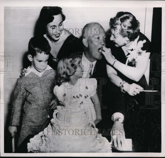 1952 Press Photo President-Elect Eisenhower eats a piece of birthday cake - Historic Images