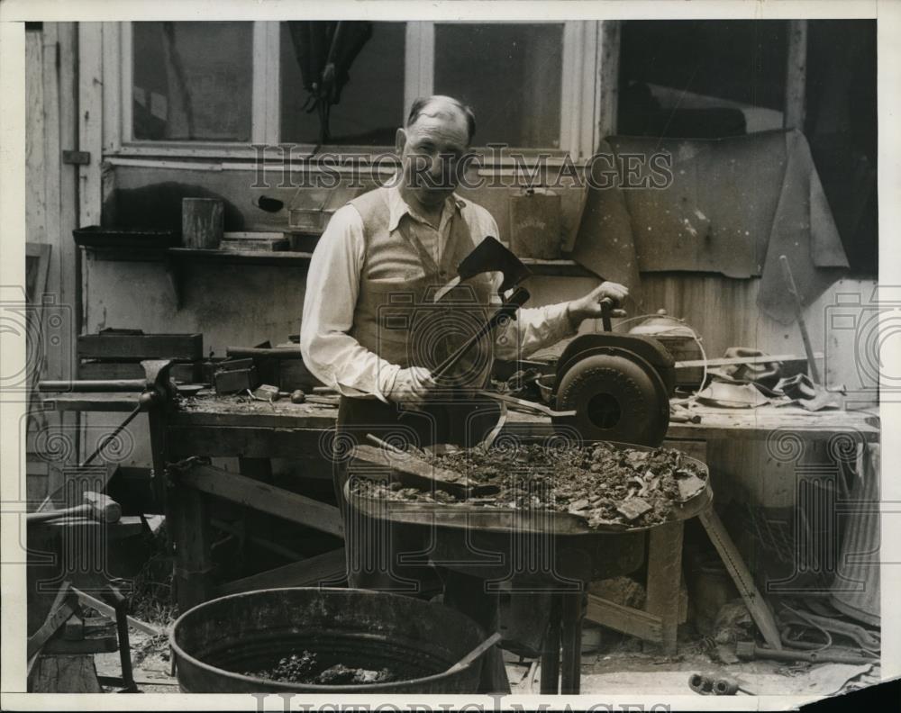 1935 Press Photo Hillard McGothern In His Outdoor Shop - nee94504 - Historic Images