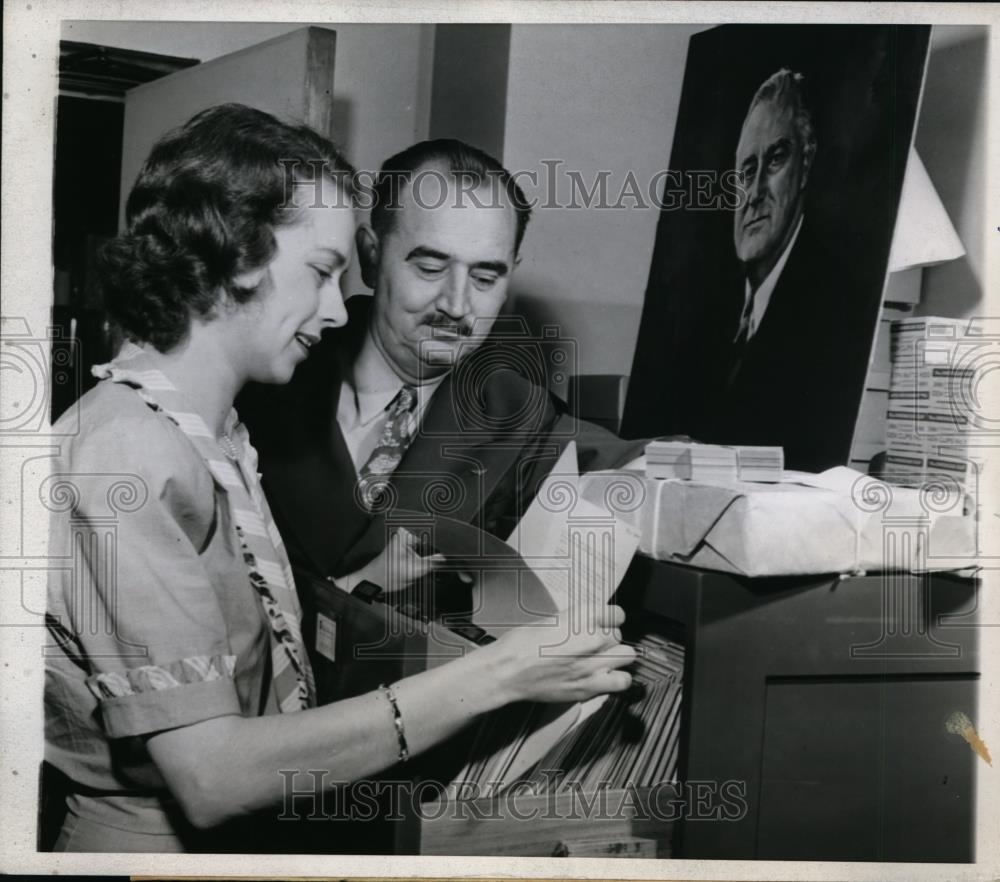 1944 Press Photo Dorothy Vrandenburgh and Steadham Acker Go Over Files - Historic Images