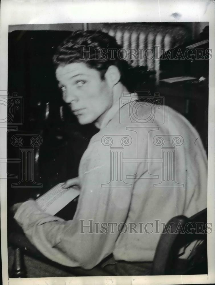 1941 Press Photo Ex convict Leo Jordan signs murder confession - nef01928 - Historic Images