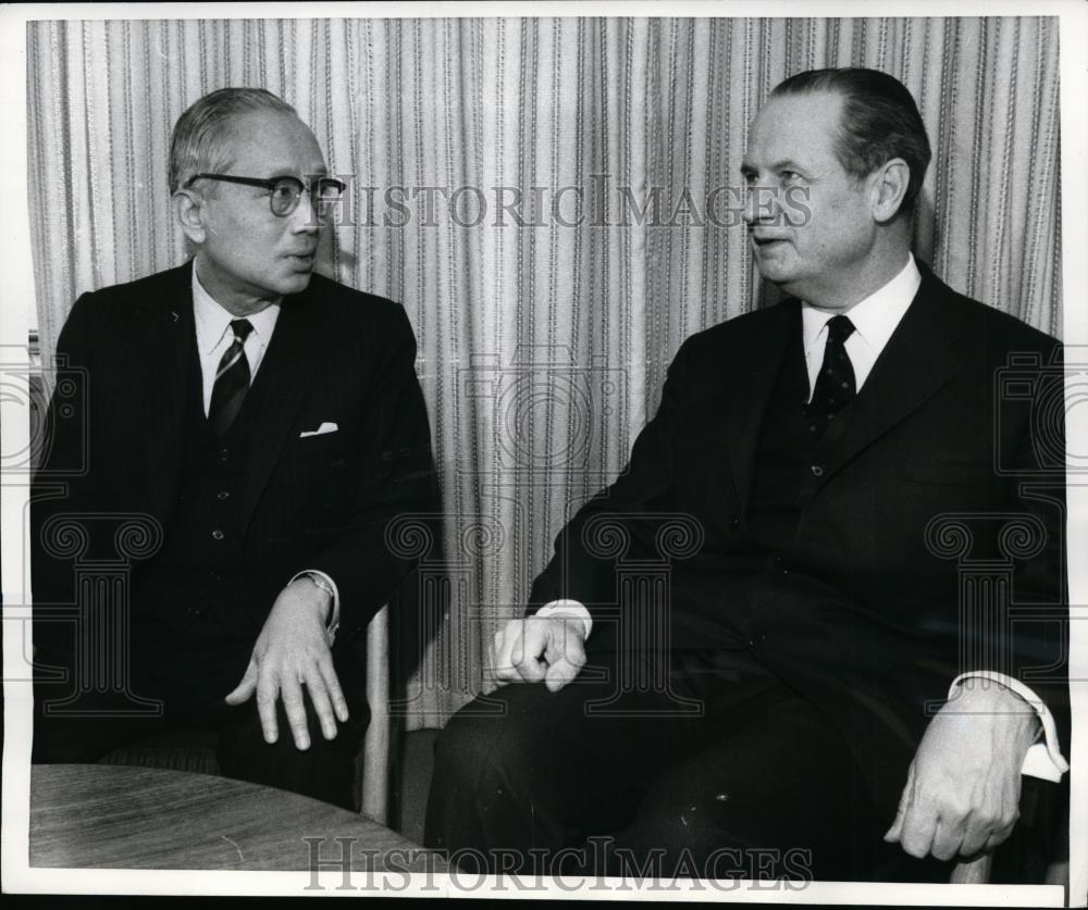 1970 Press Photo Amb.Gunnar V.Jarring confers with U.N Sec.General U.Thant - Historic Images