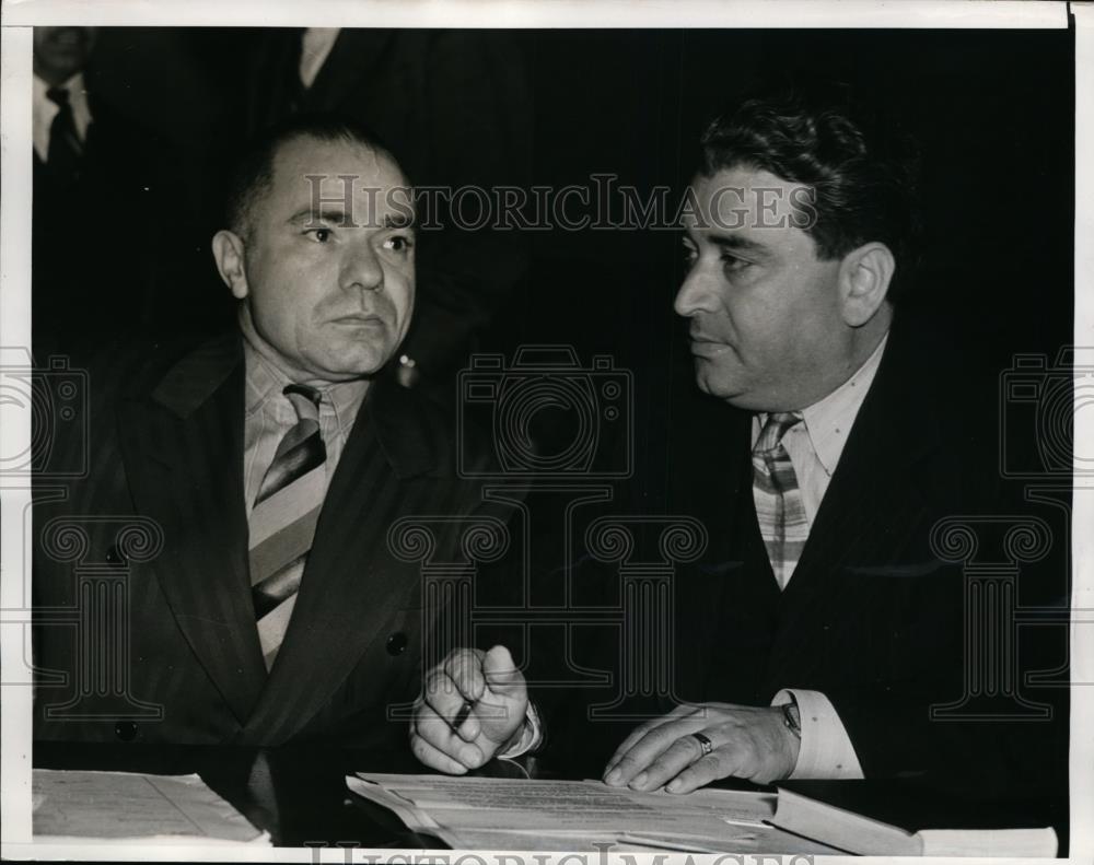 1941 Press Photo Frank Lucente confers with his attorney Ralph Paonessa at trial - Historic Images