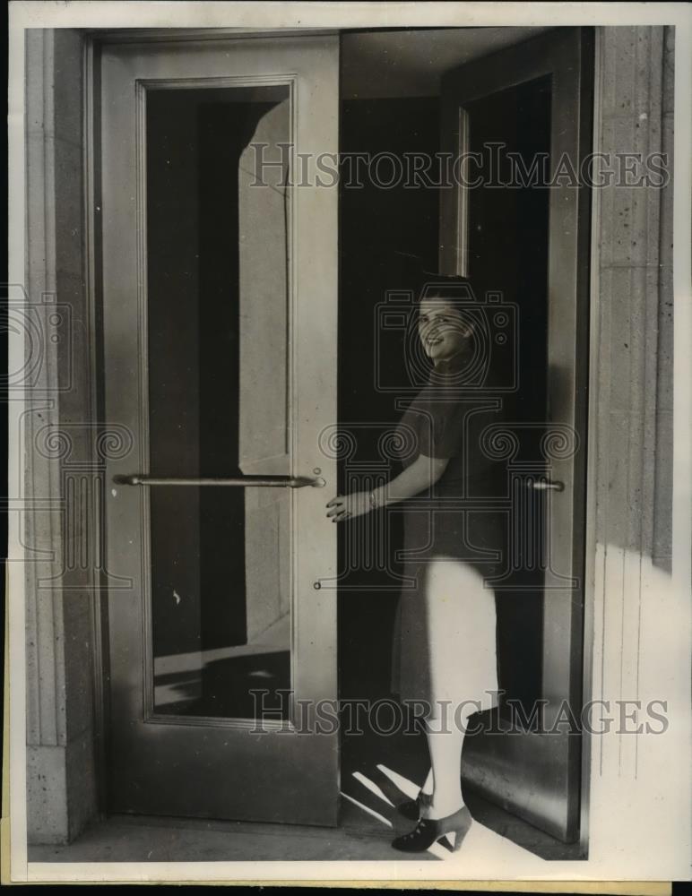 1939 Press Photo Attache Diane Peckovich Entering Arizona State Capitol Buidling - Historic Images