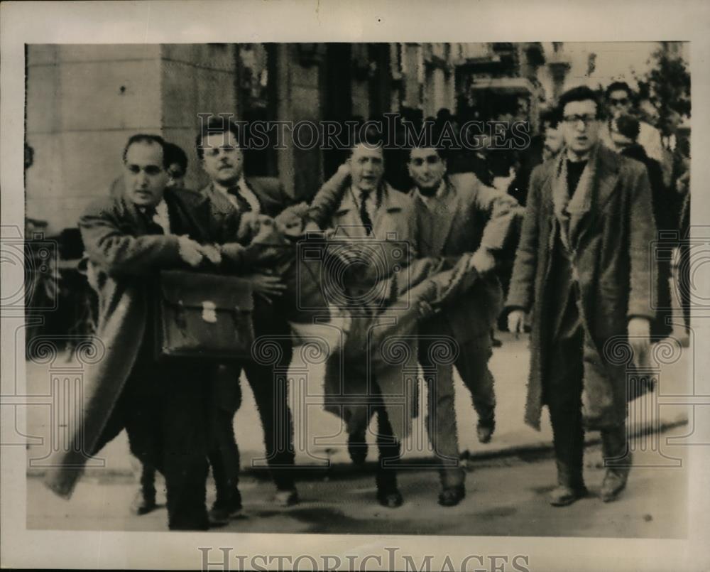 1956 Press Photo Greek students carry away student injured in protest - Historic Images