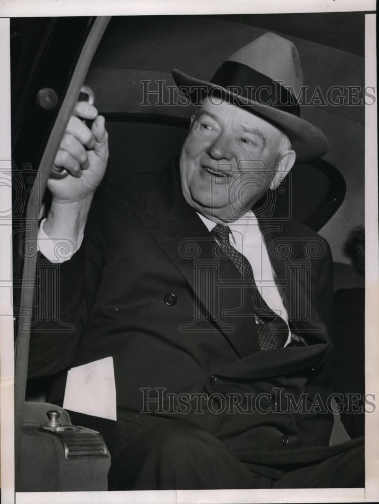 1946 Press Photo Herbert Hoover arrived at Washington National Airport - Historic Images