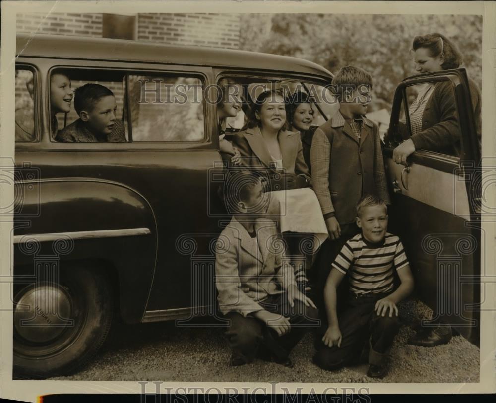 1950 Press Photo Mrs George Milbrandt arrives at St Joseph School with children - Historic Images