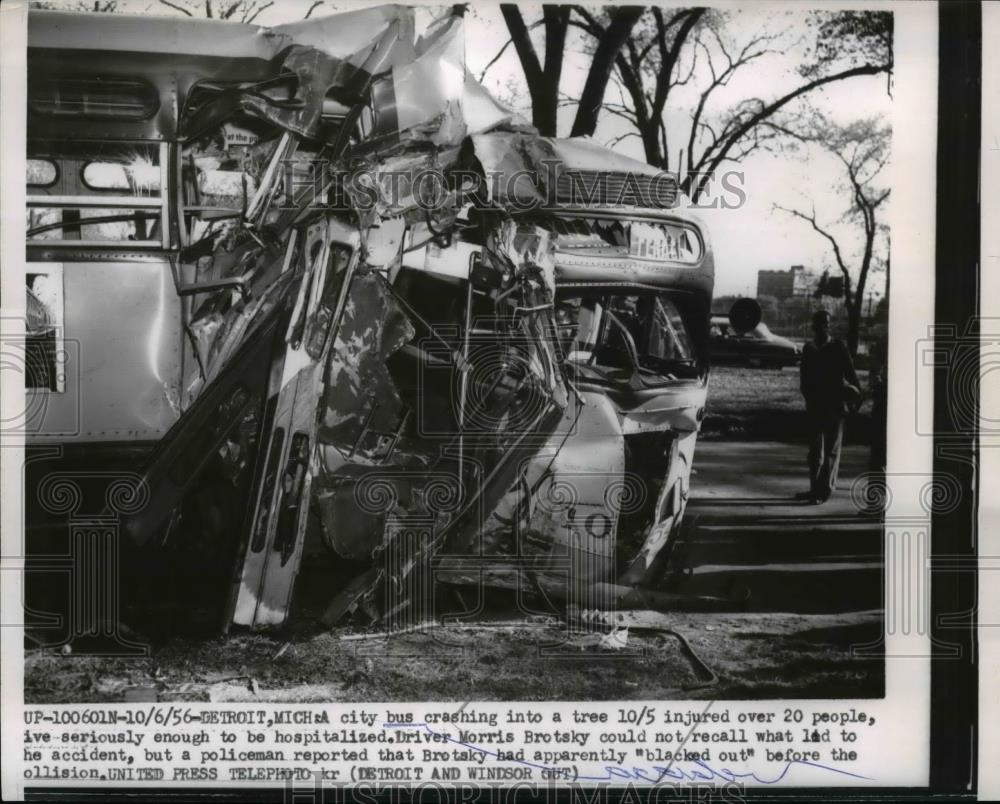 1956 Press Photo City Bus crashed into a tree in Detroit Michigan - nee96099 - Historic Images