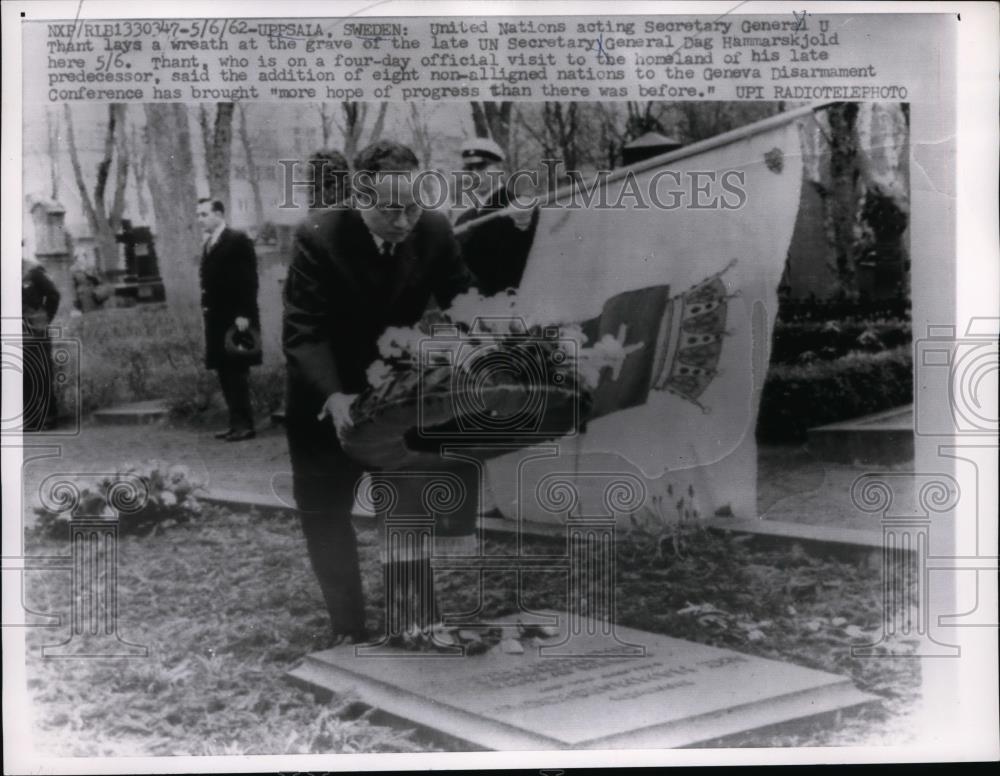 1962 Press Photo U.Thant lays wreath at the grave of late Dag Hammarskjold - Historic Images