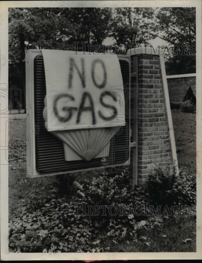 1973 Press Photo Sign tells of No Gas at Thomas A.Schmist Shell Station - Historic Images