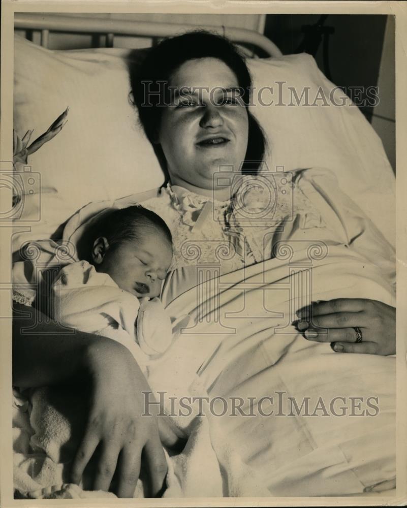 1953 Press Photo G.E. Stock Awarded To Newborn, Lynn Ann Morriissey - nee94619 - Historic Images