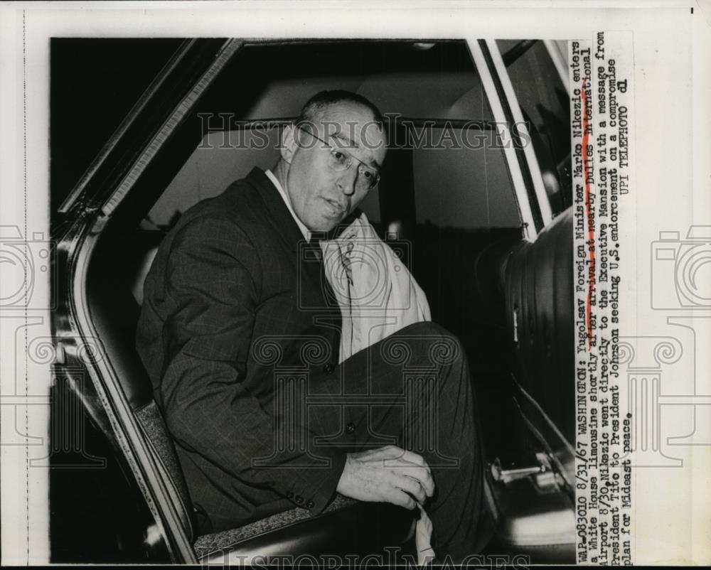 1967 Press Photo Yugoslav Foreign Minister Marko Nikezic enters limousine - Historic Images