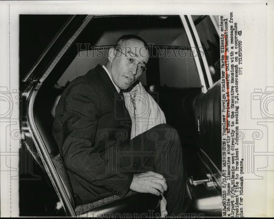 1967 Press Photo Yugoslav Foreign Minister Marko Nikezic enters limousine - Historic Images