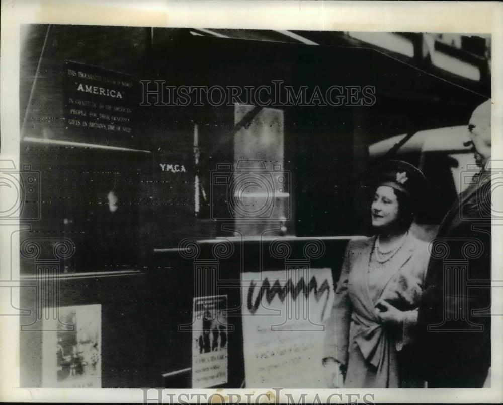 1943 Press Photo Queen Elizabeth inspects teacar named America - nef01846 - Historic Images