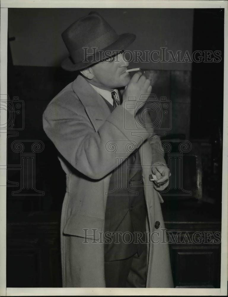 1938 Press Photo Martin Snyder enters courtroom for his trial - nee95450 - Historic Images