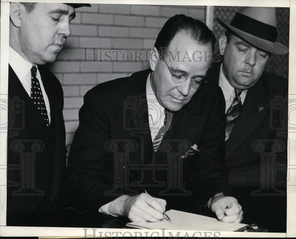 1937 Press Photo Robert Noble As He Signed Up For A Cell - nee94509 - Historic Images