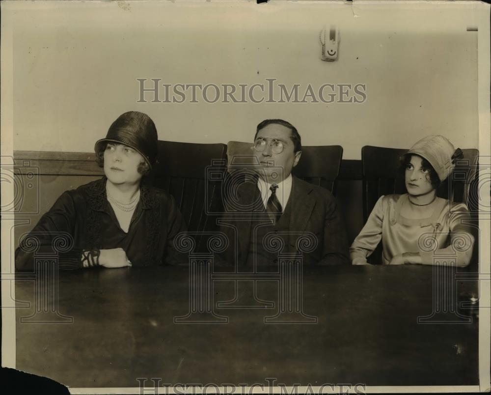 1927 Press Photo Mrs.Anna Walsh Carrington and Daughter at court with Attorney - Historic Images