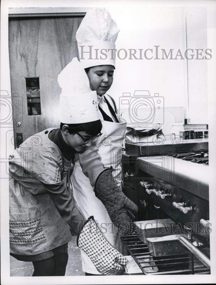 1967 Press Photo Roadon School students Robert Kokai &amp; Joanne Leicher bake bread - Historic Images