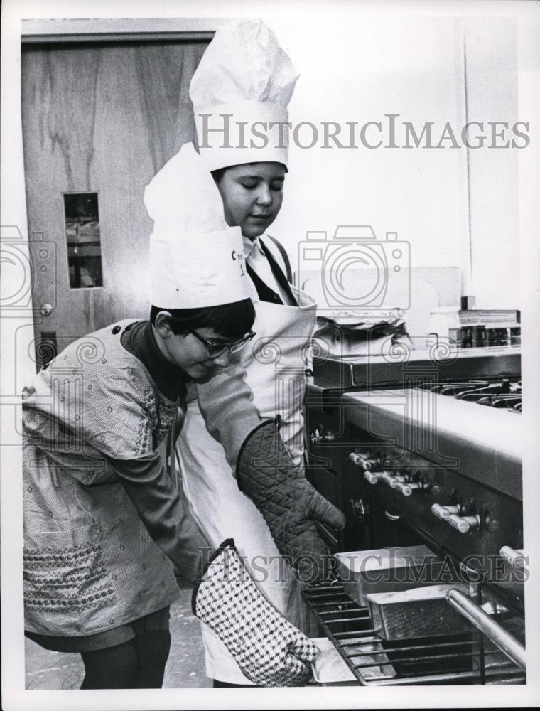 1967 Press Photo Roadon School students Robert Kokai & Joanne Leicher bake bread - Historic Images