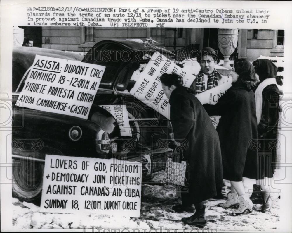 1960 Press Photo Anti Castro Cubans unload placards to picket near embassy - Historic Images