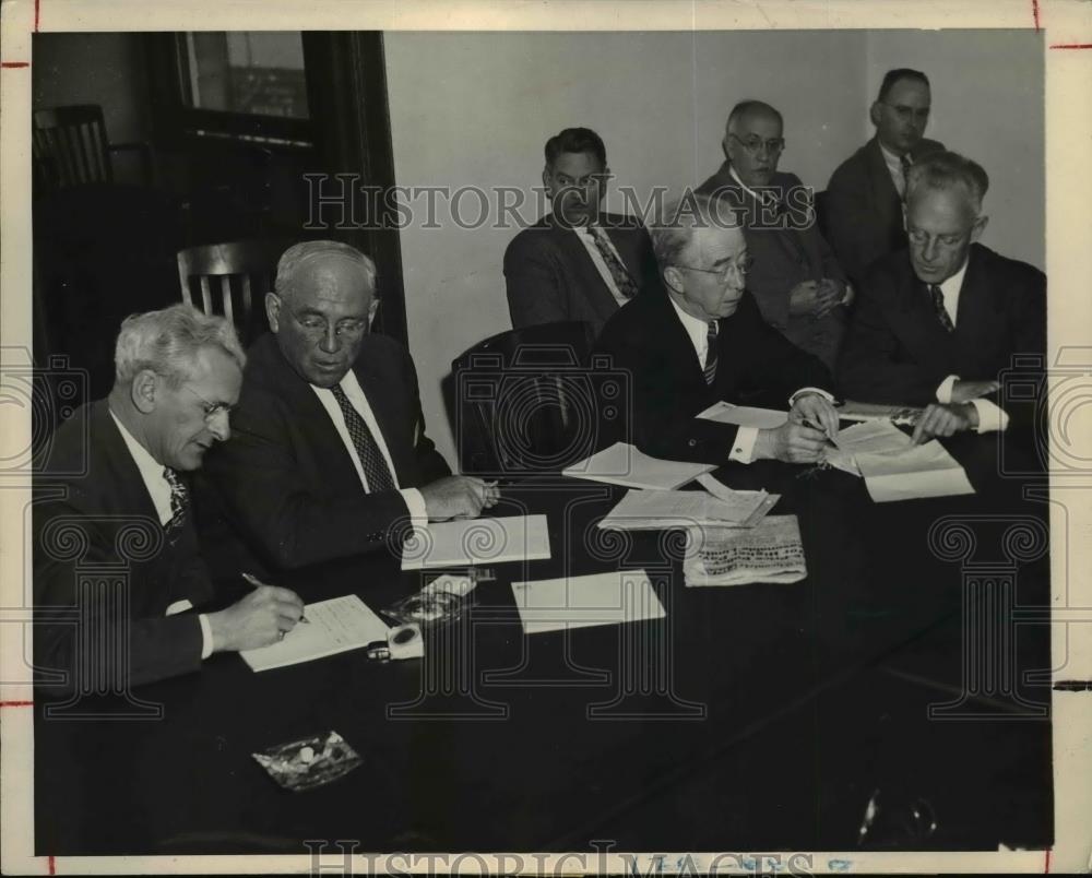 1945 Press Photo Federal conciliators work to resolve labor strike - Historic Images