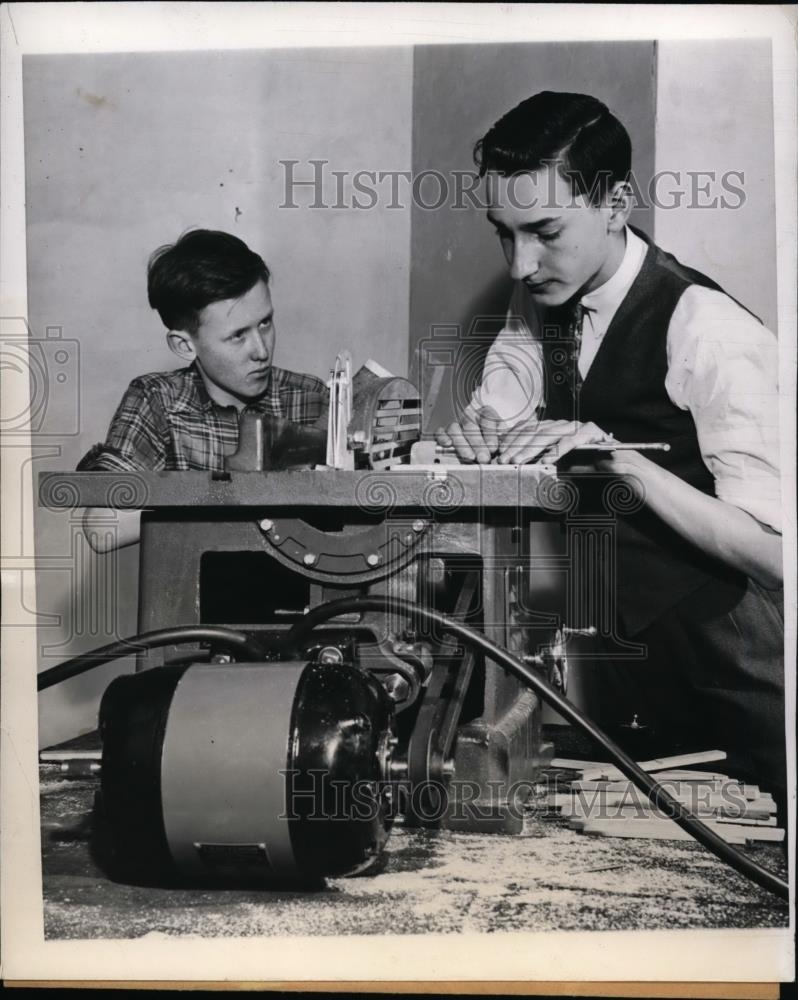 1943 Press Photo Youthful President Bill Nicol And Leonard Gallagher - nee94658 - Historic Images